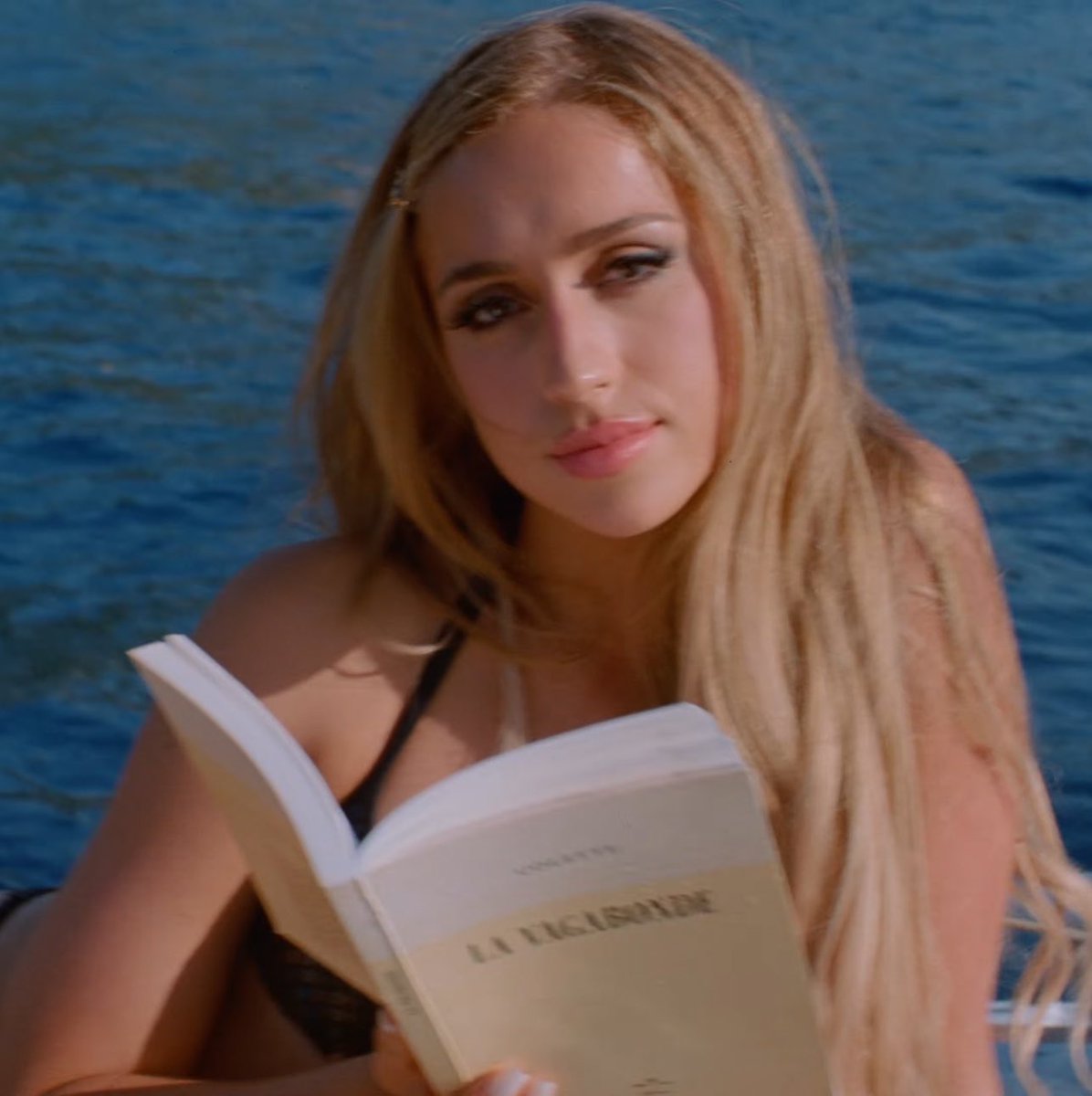 soclosetomack's tweet photo. the fact that tate is reading la vagabonde by colette, a 1910 novel about a woman choosing her independence and artistic career over the life society expects her to have.. oh this is cinema https://t.co/AACckwNdHy