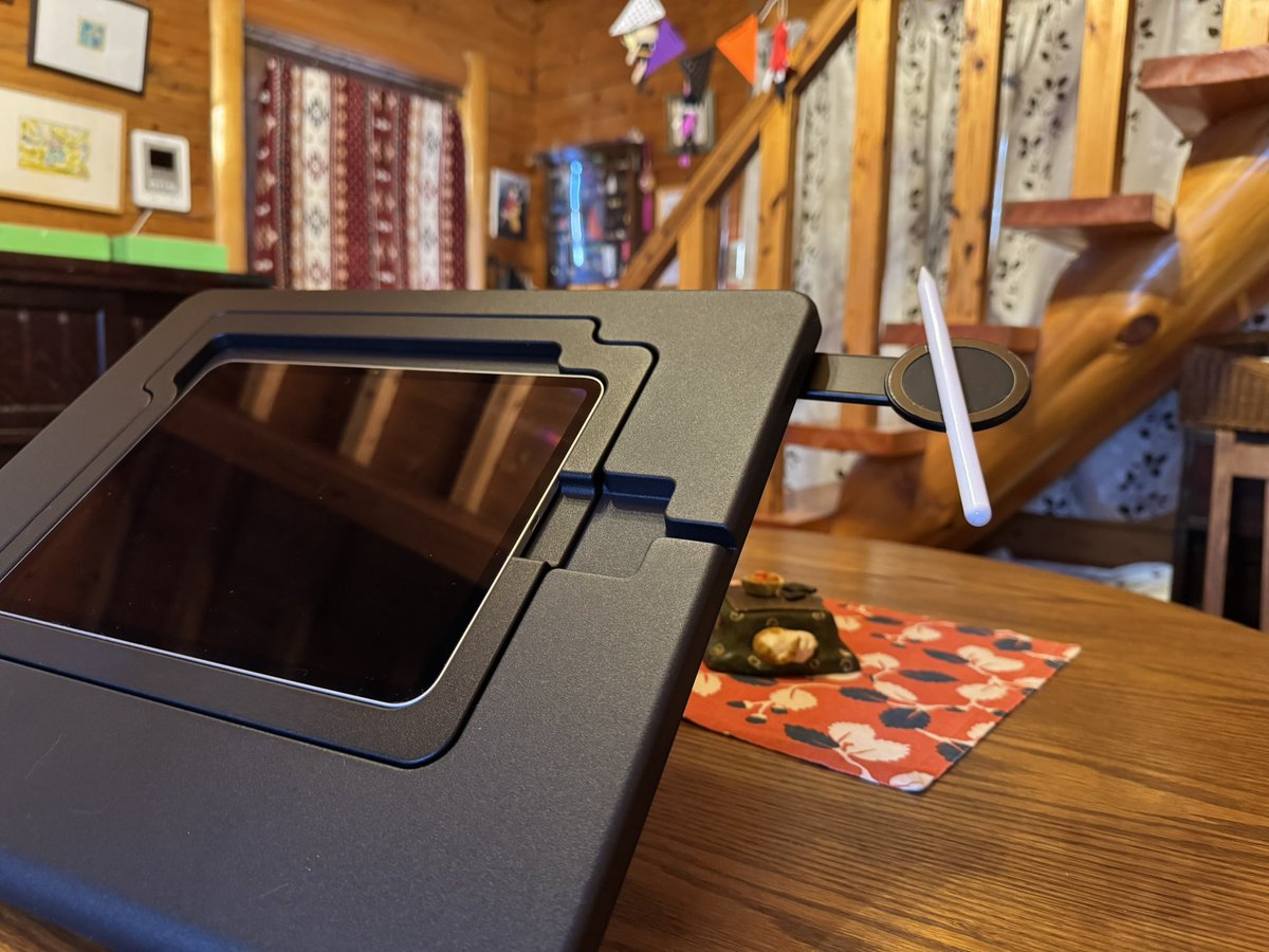 kmzwked's tweet photo. エレコムのタブレットスタンド来た！スマホスタンドはカバーしてると滑り落ちてくるのでペン置き場かな。iPadもカバーあるとフィットしないので12.9の方を据え置きにしてクリスタのプラン追加か🤔カバーが硬くて外すのがさ…あと横から箱開けたらマグネットステッカー見逃すので気をつけろ！私だけか。 https://t.co/CuMMdVxZqQ