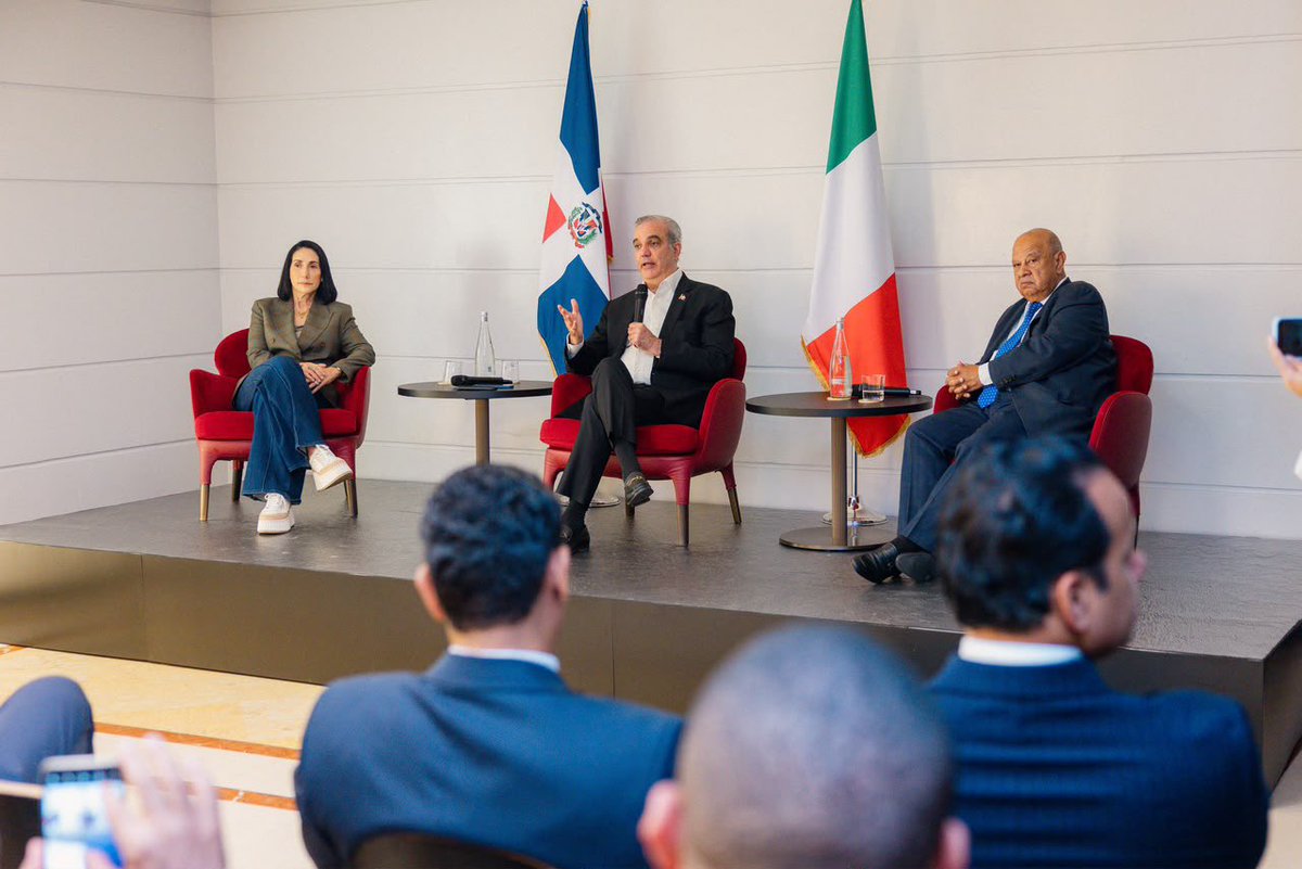 raquelarbaje's tweet photo. Cada encuentro con los dominicanos que viven fuera de nuestra tierra es una oportunidad para sentirnos más cerca, sin importar la distancia. ❤️🇩🇴

Junto al presidente @LuisAbinader, compartí un hermoso encuentro con nuestra comunidad dominicana en Italia. Escuchar sus historias, conocer sus experiencias y recibir ese cariño tan nuestro fue motivo de gran alegría.

Porque dondequiera que haya un dominicano, hay un pedacito de nuestra patria. Y ese amor por la República Dominicana no conoce fronteras. 🇩🇴❤️