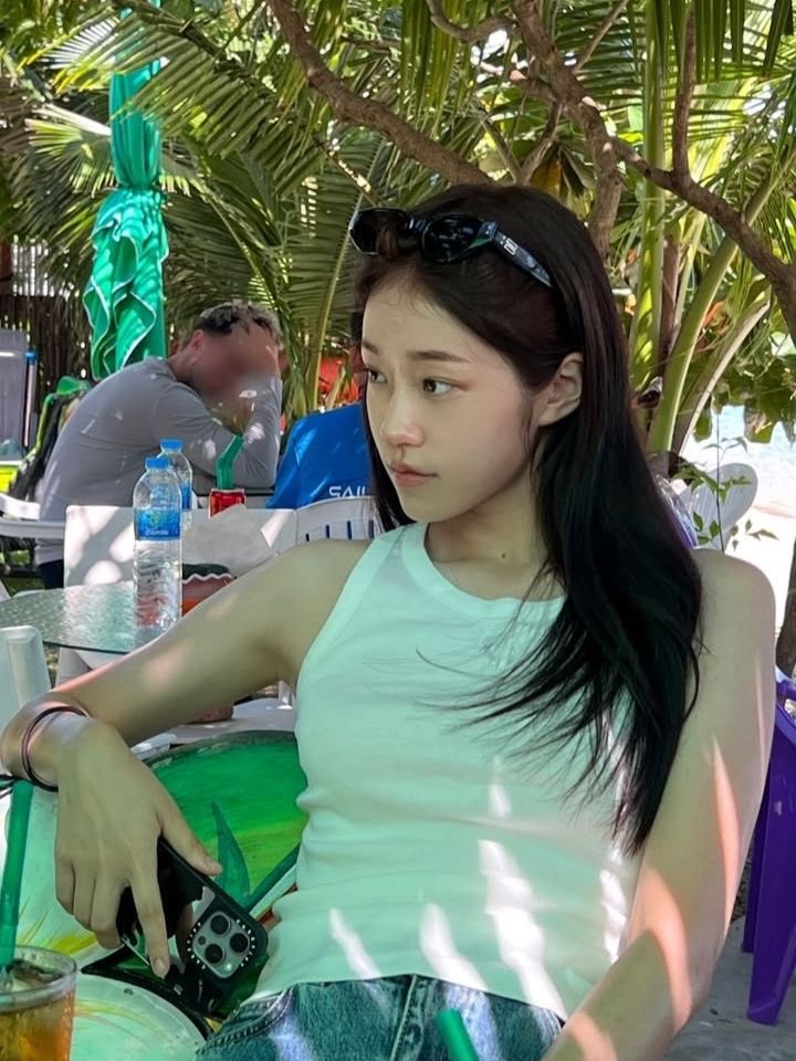 YOONSEOnpd's tweet photo. GOOD MORNING n salam kenal semuanya, aku Oliv. Pada suka kopi gak, atau ada yang team matcha/tea di sini? Kalau suka, spill dong paling suka beli kopi apa.. kalau aku sih jelas latte ice half sugar &amp; peach americano :3 https://t.co/ghyijHyl8o
