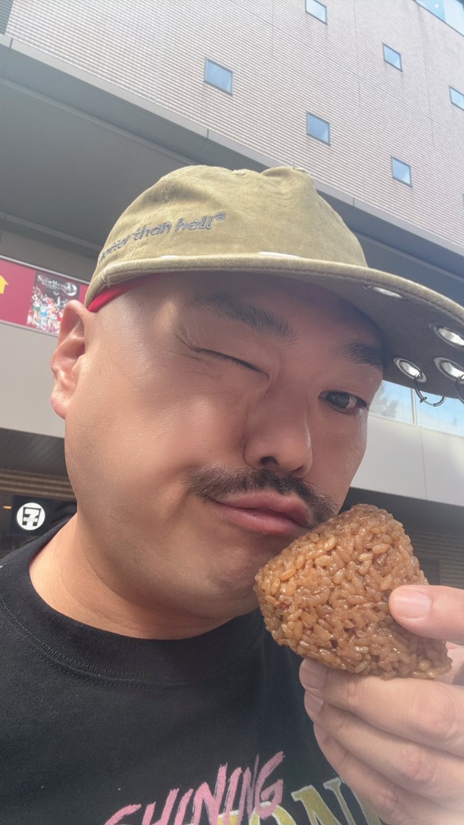 kurochan96wawa's tweet photo. 朝ごはん

イカ飯おにぎり　1個

お腹空いてないけど、入れといた方がいいって言われるから食べとこうっと。

#朝ごはん　#クロちゃん
#ダイエット https://t.co/Goyx354sEP