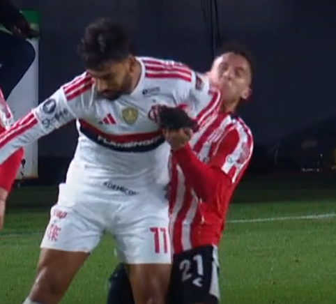crflpereira's tweet photo. paquetá com a bola dominada PRA QUÊ correr risco de ser expulso?? jogo decisivo e o cara tá em marte https://t.co/FN0SCm185q