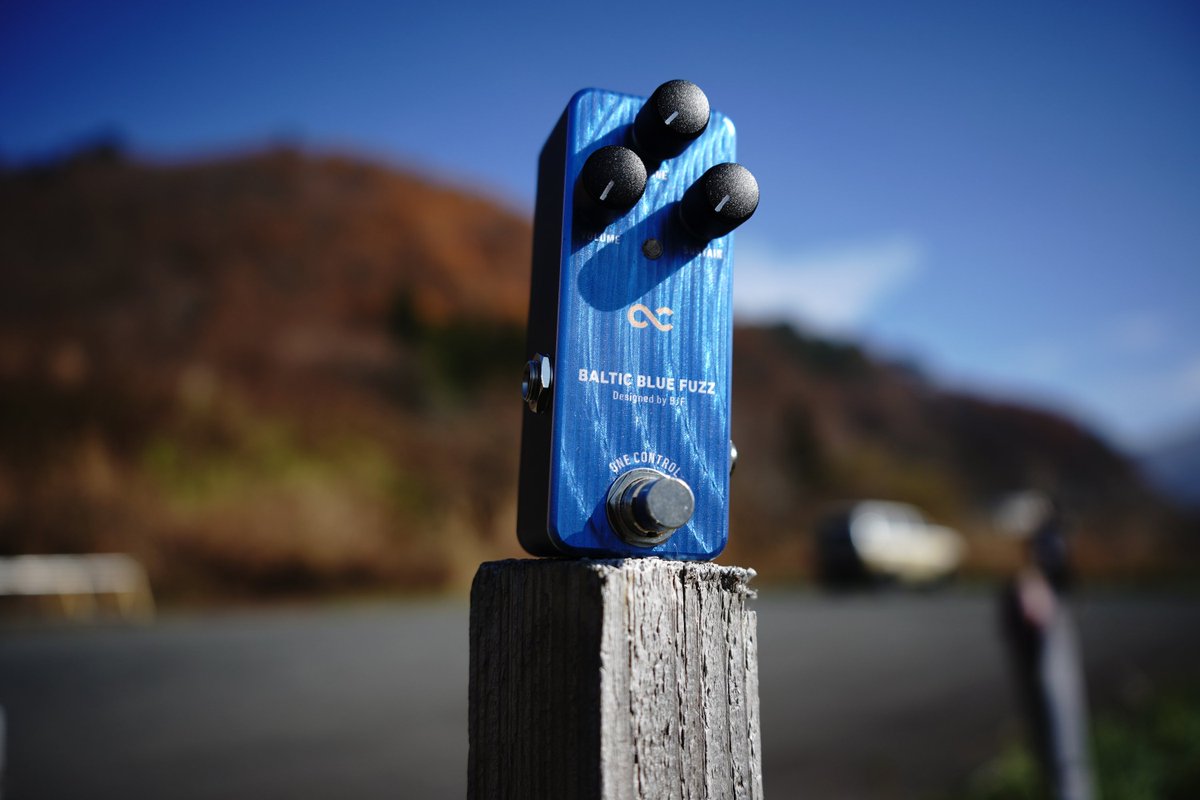 OneControlJp's tweet photo. One Control BALTIC BLUE FUZZ
現行モデルはこちら！

BALTIC BLUE FUZZは、一聴してヴィンテージマフのトーンだと感じられる音を好みや機材に合わせて自在にコントロールでき、どこにでも気軽に持ち運ぶことができる、最も身近な“ヴィンテージマフ”ペダルです。
https://t.co/jlEbthlxoh https://t.co/JegxILrmTB
