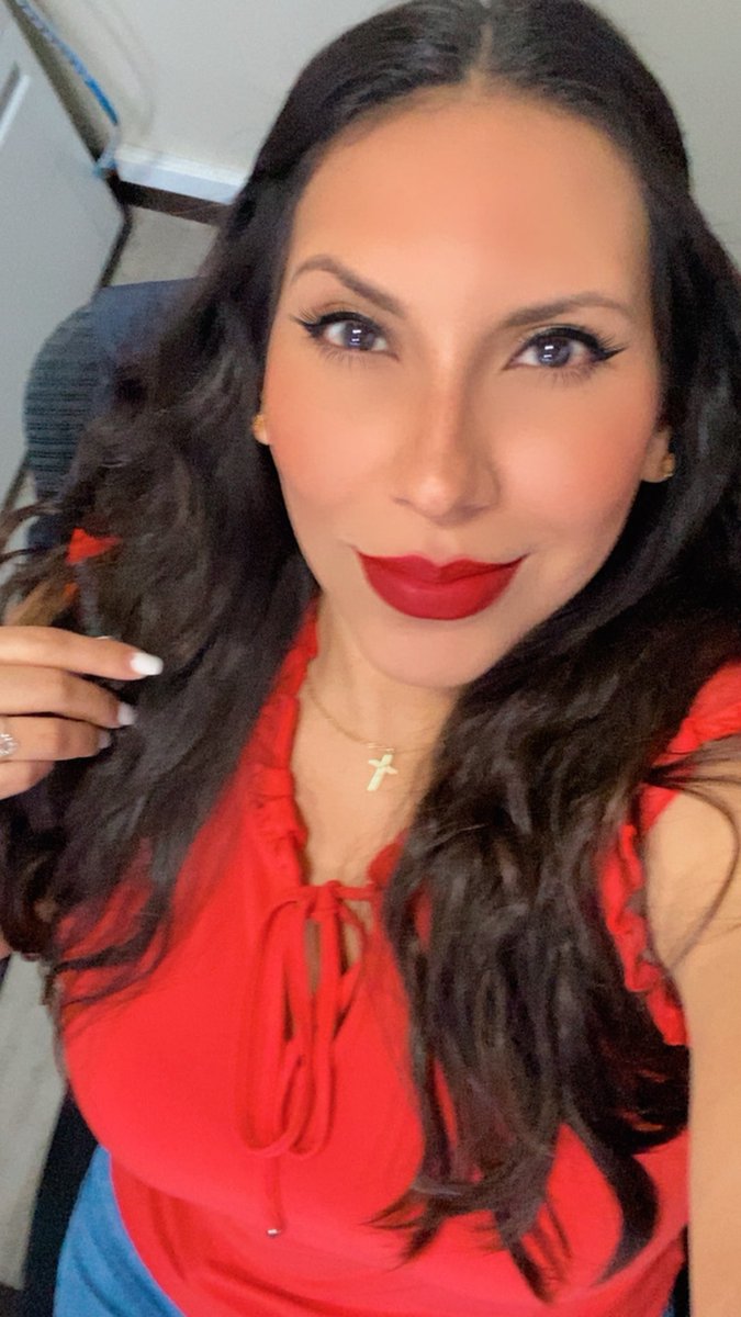 paulinafc91's tweet photo. Por la mañana soft, por la tarde dark 💋🔥 #redlipstick https://t.co/6PQuYBLjOC