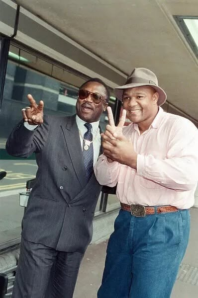 20thCentBoxIMM's tweet photo. Old rivals, and fellow former Heavyweight Champions, Joe Frazier and George Foreman meet up at the airport in London on October 16, 1989.

Frazier and Foreman, with Muhammad Ali, are there to promote a video of their greatest moments and fights. https://t.co/51UF5ORhoK