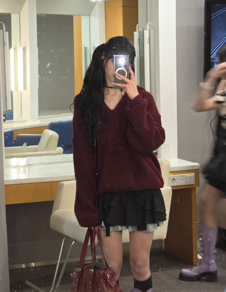 juunkimu's tweet photo. 𓂃 ࣪˖ ♡ a quick mirror selfie before today’s M COUNTDOWN stage! a little tired, but knowing I’ll get to see my dear Hatchu makes everything better. don’t forget to come, okay? I’ll be waiting for you~ ୨୧ ˚₊‧ https://t.co/2zDEwmqZO2