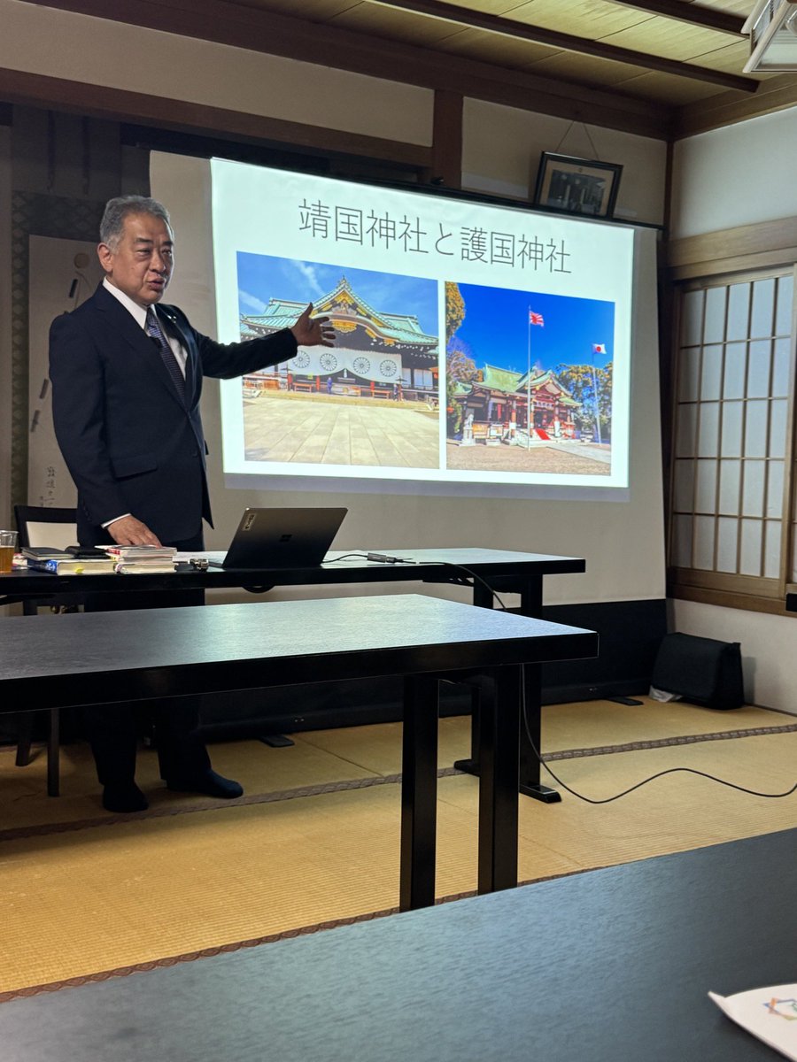 mizunoue1963's tweet photo. 10月14日大阪護国神社で行われた政経倶楽部の例会の講話は多くの方にお越しをいただき、無事終了いたしました。
演題は「日本復活の鍵は全国の護国神社崇敬にあり」で日本全国道府県に52ある護国神社で英霊をしっかり慰霊顕彰していくことが誇りある日本復活につながると熱く講話をさせていただいた。

特に、後半は、人間魚雷回天特別攻撃隊について話を展開した。人間魚雷回天で実際搭乗し突撃したのは86人と言われており、そのうちの一人久家稔海軍少尉は大阪府堺市出身で佐藤秀峰氏の漫画「特攻の島」の主人公渡辺裕三のモデルとなった人だ。

回天に命を捧げた3人の若者
ー黒木博司大尉・仁科関夫中尉・久家稔少尉ー

大東亜戦争末期、祖国と愛する人々を守りたい、その一心で特攻に命を捧げた若者が約6000人いた。

特攻兵器の1つ、人間魚雷「回天」の開発に情熱を注ぎ、訓練中の事故で命を落とした黒木博司大尉。盟友黒木の遺志を胸に、最初の回天特攻へと向かった仁科関夫中尉。
そして、大阪府堺市で生まれた久家稔少尉。大阪商科大学で学んだ久家少尉は海軍に身を投じ、回天隊員となった。
金剛隊、天武隊として二度出撃するも、回天の故障により発進できず帰還。多くの戦友を見送りながら、3度目の出撃に臨む。
昭和20年6月28日、マリアナ諸島東方海域。伊36潜水艦は敵駆逐艦の激しい爆雷攻撃を受け、沈没の危機に￼陥った。
その時、久家少尉は菅昌艦長に回天の発進を願い出る。故障を抱えた回天に乗り込み、戦友の柳谷秀正一飛曹とともに、死を覚悟して敵駆逐艦に突撃する。
やがて大爆発音が響き、敵の攻撃はやみ、伊36潜水艦は生還。100名の乗組員の命を救った！
私は今回の公演にあたり、調査する中で、久家稔少尉のことを知った。私はこれほどの勇気を持った気高い軍人が堺出身でいたのかと調べていくうちにのめり込んだ。
久家稔少尉は大阪護国神社の御祭神です。命日の6月28日には、有志の皆さんと慰霊検証を行いたいと思います。
黒木大尉22歳、仁科中尉21歳、久家少尉22歳。￼
三人が生きた証し、そして祖国と家族に寄せた思いを、私たちは決して忘れてはならないと誓う。￼