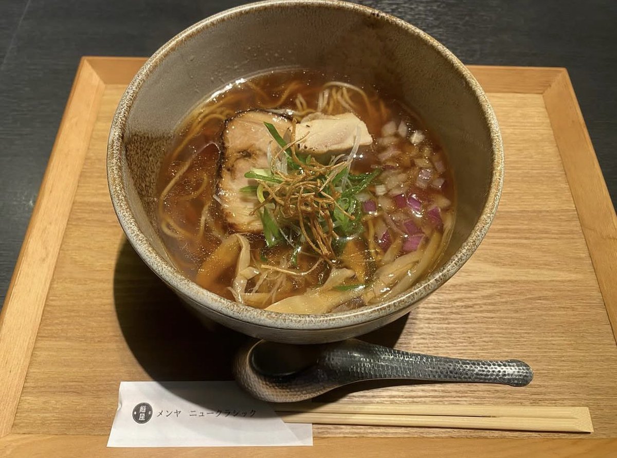 GakuwariBlog's tweet photo. 会社のお昼休みです〜☕️
職場ランチは、今日も今日とて…
セブイレのおにぎり🍙🏪🙏
月末まで30円引きキャンペーンで、
微々たる節約になってるわ😆
中津の「メンヤニュークラシック」です🍜
芳醇にぼし醤油〜😋👍
醤油と煮干しのまろやかなスープに、
棣鄂の麺が美味しい🚀
#麺活 #大阪グルメ https://t.co/Mwn76ctsEU