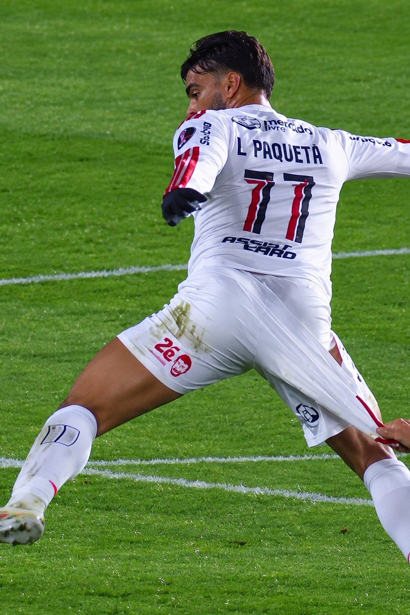 AthletixHQ's tweet photo. agora um fato: todo mundo gostaria de poder tirar o short do Paquetá https://t.co/OyYlPUhYYu