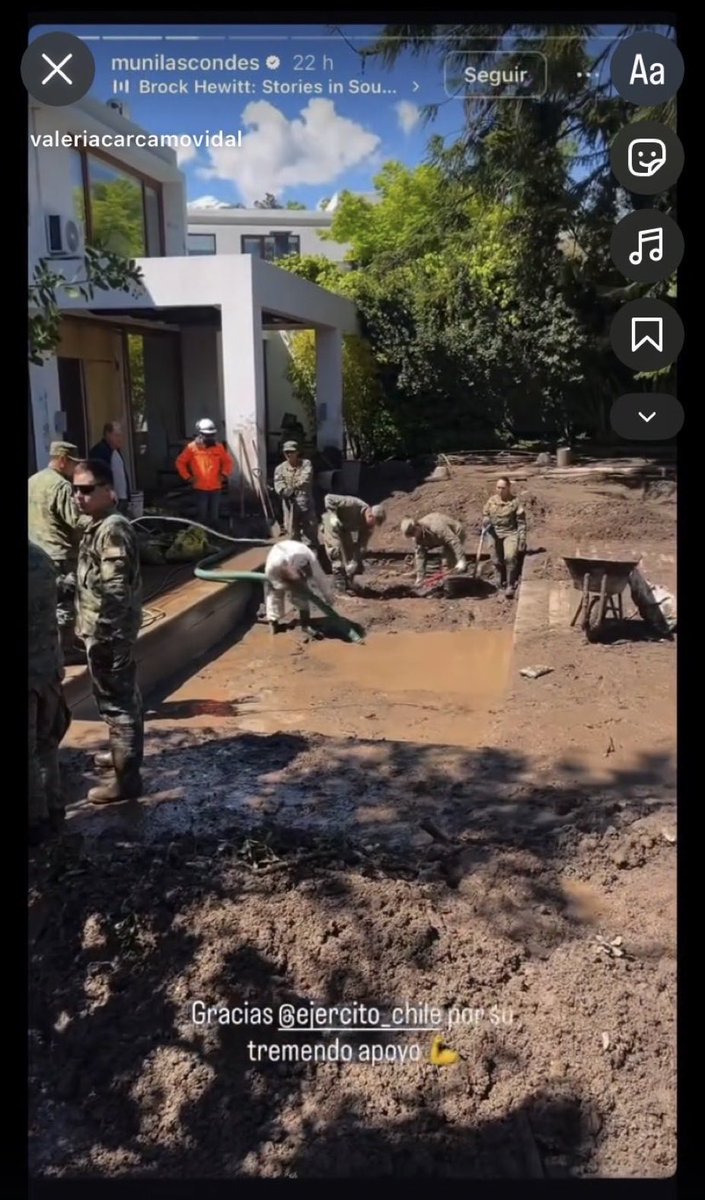 difamadores's tweet photo. Los milicos limpiando la piscina de un vecino del distrito !!!! 
Los propios niños de Tocopilla limpiando su Colegio …. 
#KastMiente https://t.co/fzmBgxn7GS