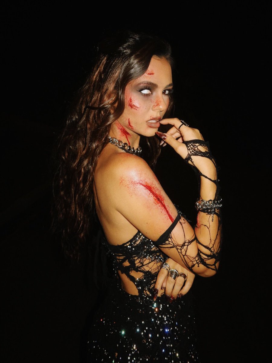 VictoriaJustice's tweet photo. TIL DEATH DO US PARTY 🖤🩸

threw the Halloween bash of my dreams to celebrate Love Zombie:The Resurrection Remix & all things spooky. More to come!! 
Shout out to the talented village of humans that helped me bring this years costume to life 🧟‍♀️

Make up: Ashley J. Simmons 
Prosthetics: BlendbyBrie
Hair: Laura Rugetti 
Styling: Justine Logue 
📷: Mckenzi Wilson