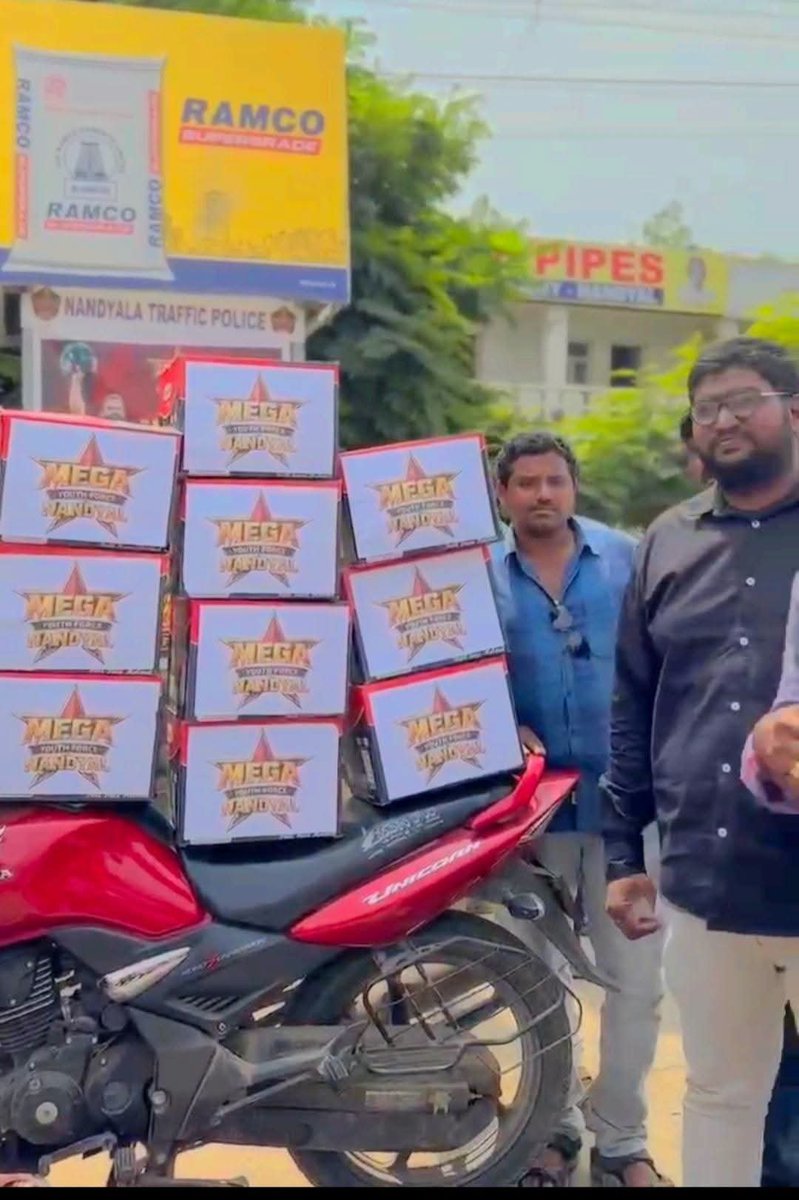 MYFNandyal's tweet photo. 🔥మెగాస్టార్ చిరంజీవి గారి మేనల్లుడు సుప్రీమ్ హీరో సాయి ధరం తేజ్ జన్మదిన వేడుకలు 2026 ❤️🔥
🪖 హెల్మెట్ పంపిణీ & రోడ్డు భద్రత అవగాహన కార్యక్రమం
❤️✊ మెగా యూత్ ఫోర్స్ – #MYFNandyal ఆధ్వర్యంలో విజయవంతంగా నిర్వహించాం.
🪖 హెల్మెట్ ధరించండి – సురక్షితంగా ప్రయాణించండి! ❤️ #HBDSDT https://t.co/4zmla0KA01
