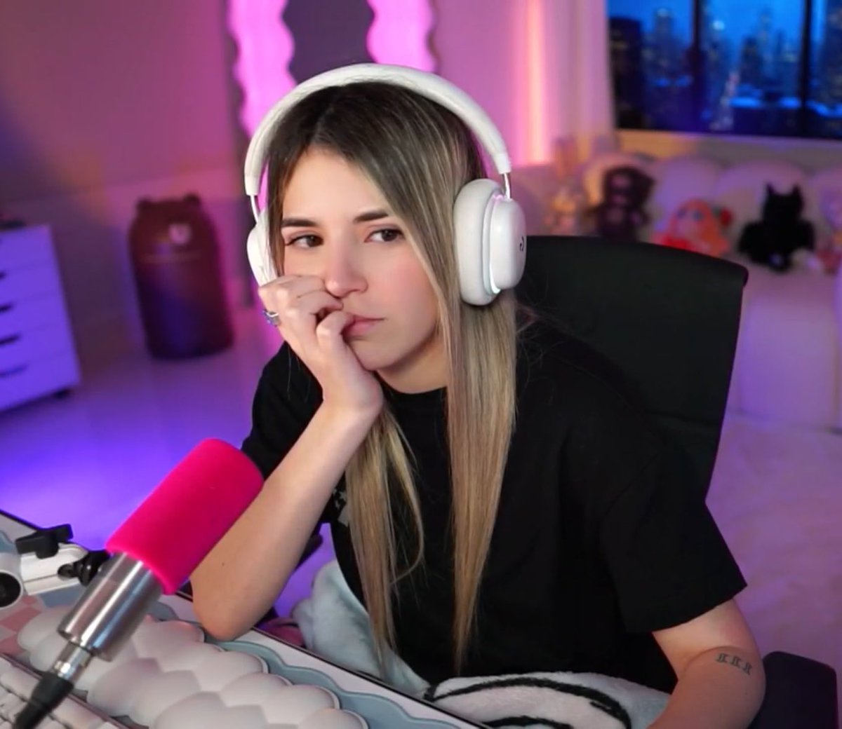 sseg_na's tweet photo. Veo diferente a Ari como con cara de niño mamon https://t.co/p0AZl1F3qA