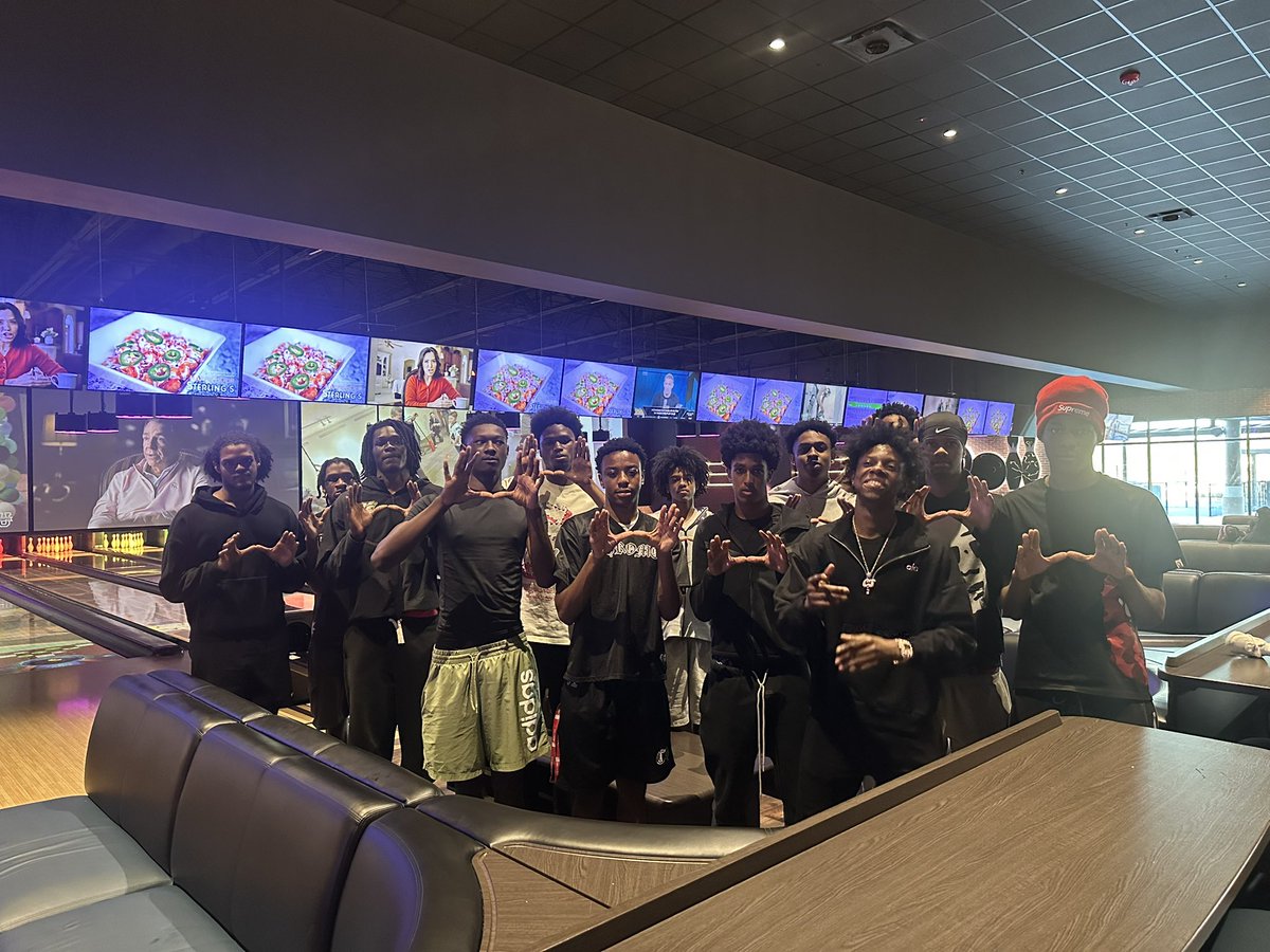Desotoeaglesbb's tweet photo. Desoto Basketball Team Bonding at B&amp;B Theatres in Red Oak! @nlsmith1974 #DeSotoU #FAMILY 🦅💪🏾🏀 https://t.co/EiISAvSVNW