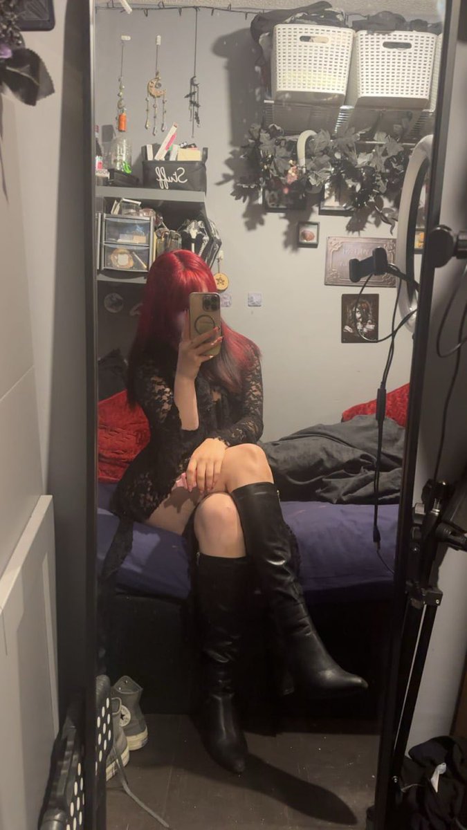 ERICHHH143's tweet photo. somewhere between looking unbothered and hoping you notice every little detail https://t.co/a3m7jQ455N