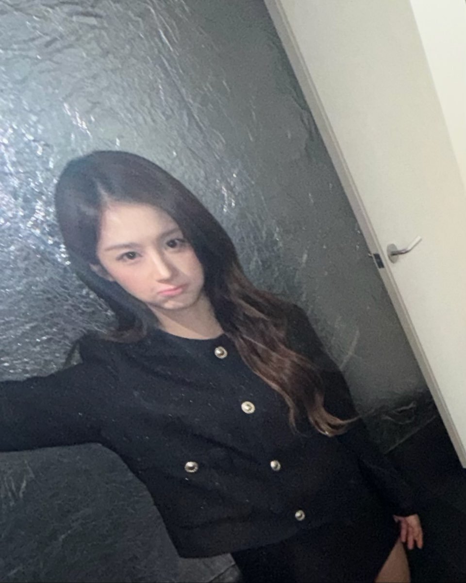 LIEMEQUE_INFO's tweet photo. 엔믹스(#NMIXX) 설윤(#SULLYOON)님 261010 설윤 공식 버블 착장 정보

Brand: 리메크 #LIEMEQUE #LIEMÉQUE
Item: 밀키 웨이 포켓 트위드 자켓 블랙
Milky Way Pocket Tweed Jacket BLACK

#NMIXX #엔믹스 #NSWER #엔써 #SULLYOON #설윤 #NMIXXSULLYOON #엔믹스설윤 #설윤버블 #Bubble #설윤착장 #설윤패션 #엔믹스착장 #엔믹스패션 #아이돌착장 #아이돌패션 #연예인착장 #셀럽착장 #KpopFashion #KpopStyle #KpopOutfit #OOTD #리메크

이미지 출처: 설윤 공식 버블