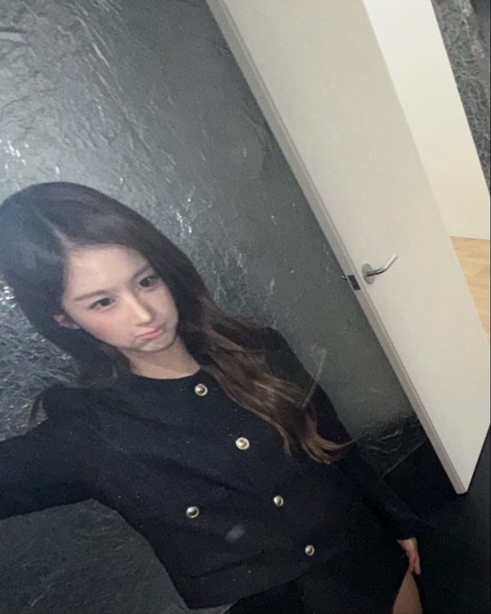 LIEMEQUE_INFO's tweet photo. 엔믹스(#NMIXX) 설윤(#SULLYOON)님 261010 설윤 공식 버블 착장 정보

Brand: 리메크 #LIEMEQUE #LIEMÉQUE
Item: 밀키 웨이 포켓 트위드 자켓 블랙
Milky Way Pocket Tweed Jacket BLACK

#NMIXX #엔믹스 #NSWER #엔써 #SULLYOON #설윤 #NMIXXSULLYOON #엔믹스설윤 #설윤버블 #Bubble #설윤착장 #설윤패션 #엔믹스착장 #엔믹스패션 #아이돌착장 #아이돌패션 #연예인착장 #셀럽착장 #KpopFashion #KpopStyle #KpopOutfit #OOTD #리메크

이미지 출처: 설윤 공식 버블