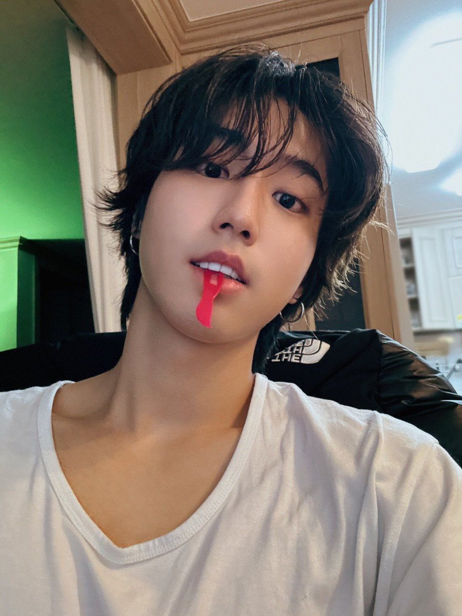 salivadoyoongi's tweet photo. 𑣲 post a photo of you and three of your favs and let your oomfs choose who suits you the best ˚⟡ https://t.co/pFZfSVdnrP