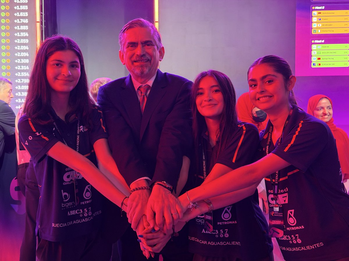 agarcialopezl's tweet photo. 🏎️ Fue un gusto acompañar a los equipos mexicanos en la final mundial de @STEMRacingHQ en Singapur, donde estudiantes diseñan y construyen autos de #F1 a escala.

¡Felicidades a nuestros jóvenes 🇲🇽 por su talento y dedicación, y a LYNX RACING 🇸🇦 por conquistar el título mundial! https://t.co/OA7PEkVsVM