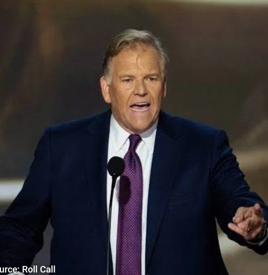 Brooklyn718860's tweet photo. Vote for Mike Rogers Detroit even thou he's not from the area and can't get your street names correct And best of all he will make sure to funnel your money to you know where so be stupid and vote for Mike Rogers Detroit 😂 https://t.co/8ziYtbOQnW