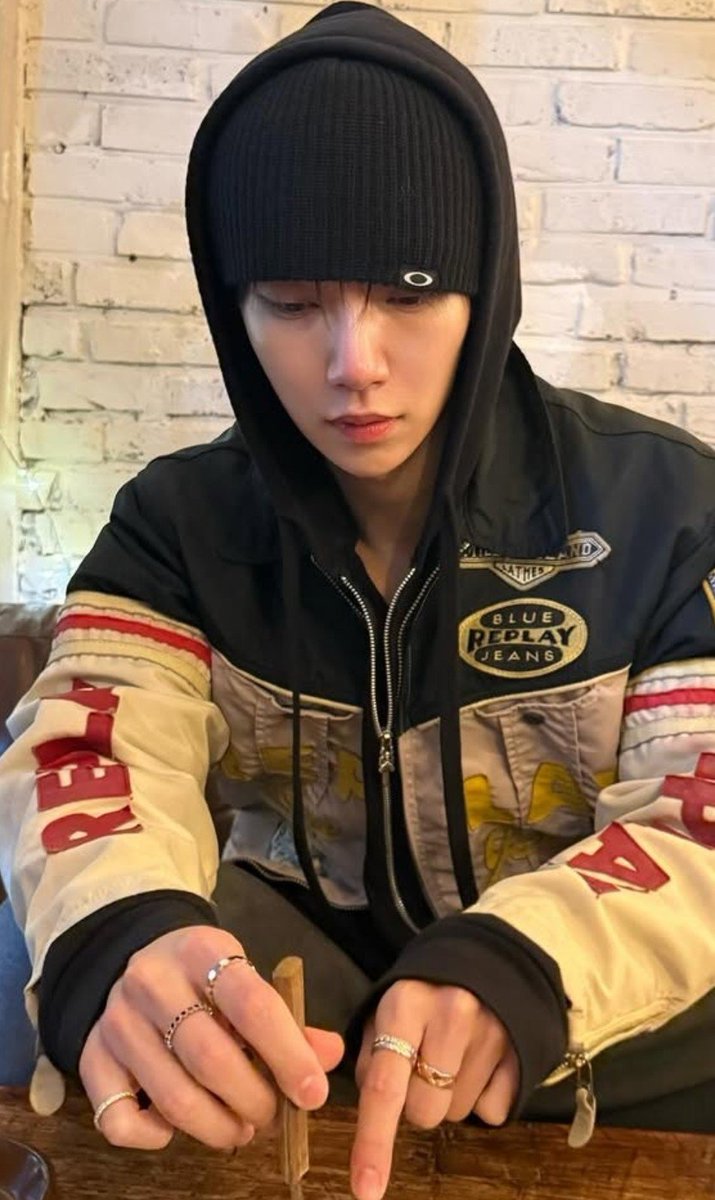 ForeverJiHanPH's tweet photo. I was mindlessly scrolling through Joshua's IG feed... when I realized that he never wore a ring on his ring finger...
He only did with his matching ring with Jeonghan 🥹🥹🥹

//crashing out rn

#JIHAN #윤홍 #홍윤 #ジスハン #知汉 #JHHJ #JxJ #정한x조슈아 https://t.co/J5Ww3veiRK