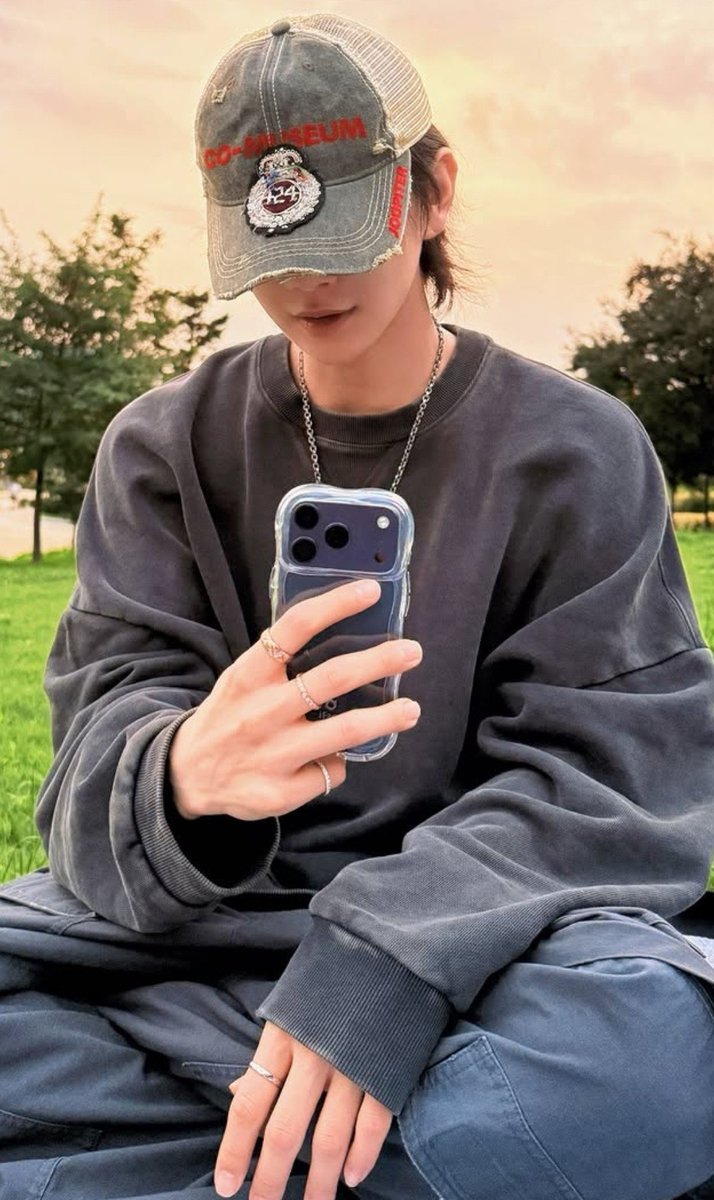 ForeverJiHanPH's tweet photo. I was mindlessly scrolling through Joshua's IG feed... when I realized that he never wore a ring on his ring finger...
He only did with his matching ring with Jeonghan 🥹🥹🥹

//crashing out rn

#JIHAN #윤홍 #홍윤 #ジスハン #知汉 #JHHJ #JxJ #정한x조슈아 https://t.co/J5Ww3veiRK