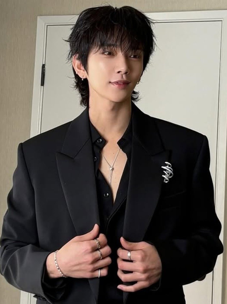 ForeverJiHanPH's tweet photo. I was mindlessly scrolling through Joshua's IG feed... when I realized that he never wore a ring on his ring finger...
He only did with his matching ring with Jeonghan 🥹🥹🥹

//crashing out rn

#JIHAN #윤홍 #홍윤 #ジスハン #知汉 #JHHJ #JxJ #정한x조슈아 https://t.co/J5Ww3veiRK