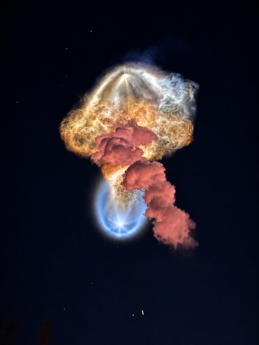 AvellSky's tweet photo. 【宇宙クラゲ】芸術の域に達したロケット打ち上げ！

SpaceX社Falcon 9ロケットが上空を飛翔中、日の出前の太陽光が拡張される排気煙を照らし宇宙クラゲCosmic Jellyfishを誕生させた。 #ロケット https://t.co/8vbBaXMflX