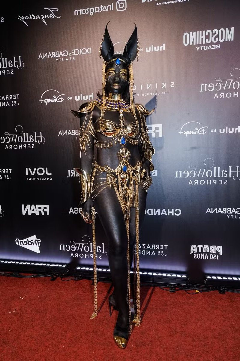quem's tweet photo. O Halloween chegou mais cedo em São Paulo! Nesta quinta-feira (15), artistas e influenciadores se reúnem no Hotel Unique para uma noite em que o visual também faz parte do espetáculo! Com Juliette, IZA, Pedro Sampaio e muito mais 🧵 https://t.co/7PTitTtreG