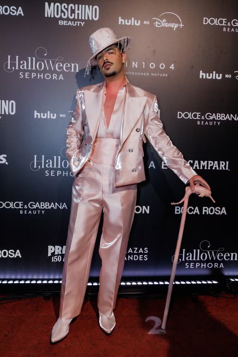 quem's tweet photo. O Halloween chegou mais cedo em São Paulo! Nesta quinta-feira (15), artistas e influenciadores se reúnem no Hotel Unique para uma noite em que o visual também faz parte do espetáculo! Com Juliette, IZA, Pedro Sampaio e muito mais 🧵 https://t.co/7PTitTtreG