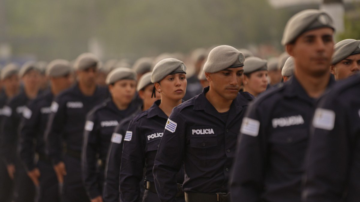 CNegro7's tweet photo. Hoy más de 230 Agentes Ejecutivos completaron su formación y se incorporan al Instituto Nacional de Rehabilitación. 

Estos policías cumplirán un rol fundamental en la seguridad de las unidades y en el tratamiento de las personas privadas de libertad, dos aspectos clave para avanzar hacia una mejor convivencia y mayor seguridad en el país. 

Seguimos formando una Policía Nacional profesional y preparada, más cercana, con más capacidad de prevención y mejores condiciones para responder a las necesidades de nuestra sociedad.