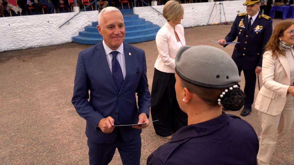 CNegro7's tweet photo. Hoy más de 230 Agentes Ejecutivos completaron su formación y se incorporan al Instituto Nacional de Rehabilitación. 

Estos policías cumplirán un rol fundamental en la seguridad de las unidades y en el tratamiento de las personas privadas de libertad, dos aspectos clave para avanzar hacia una mejor convivencia y mayor seguridad en el país. 

Seguimos formando una Policía Nacional profesional y preparada, más cercana, con más capacidad de prevención y mejores condiciones para responder a las necesidades de nuestra sociedad.