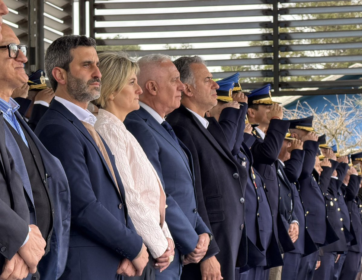CNegro7's tweet photo. Hoy más de 230 Agentes Ejecutivos completaron su formación y se incorporan al Instituto Nacional de Rehabilitación. 

Estos policías cumplirán un rol fundamental en la seguridad de las unidades y en el tratamiento de las personas privadas de libertad, dos aspectos clave para avanzar hacia una mejor convivencia y mayor seguridad en el país. 

Seguimos formando una Policía Nacional profesional y preparada, más cercana, con más capacidad de prevención y mejores condiciones para responder a las necesidades de nuestra sociedad.