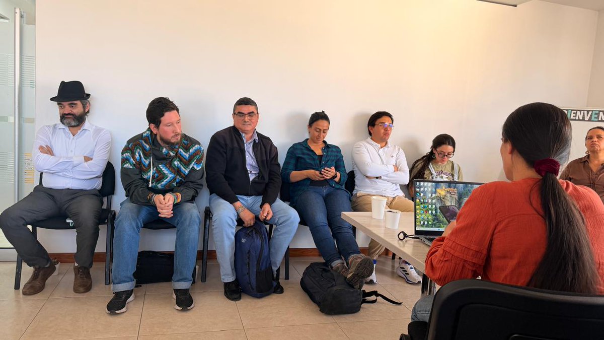 CNRCOMUNES's tweet photo. Hoy realizamos una reunión de equipo técnico del CNR Componente Comunes, con el propósito de analizar las medidas implementadas desde el nuevo gobierno, que están en detrimento de la reincorporación y la implementación integral del #AcuerdoDePaz🕊️

Durante este espacio, también analizamos las acciones comunicativas y estratégicas para visibilizar los 10 años de la firma del #AcuerdoDePaz🕊️ una década de compromisos, aprendizajes, avances y desafíos en la construcción de paz en Colombia. Esta conmemoración representa una oportunidad para reivindicar el valor de lo pactado, reconocer las luchas de las y los #FirmantesDePaz y posicionar la importancia de garantizar una reincorporación integral, digna y sostenible en los territorios.

A diez años de la firma, la paz sigue siendo un compromiso con la vida, la justicia social y el futuro de Colombia. ¡Cumplir el Acuerdo es construir paz!✊🇨🇴