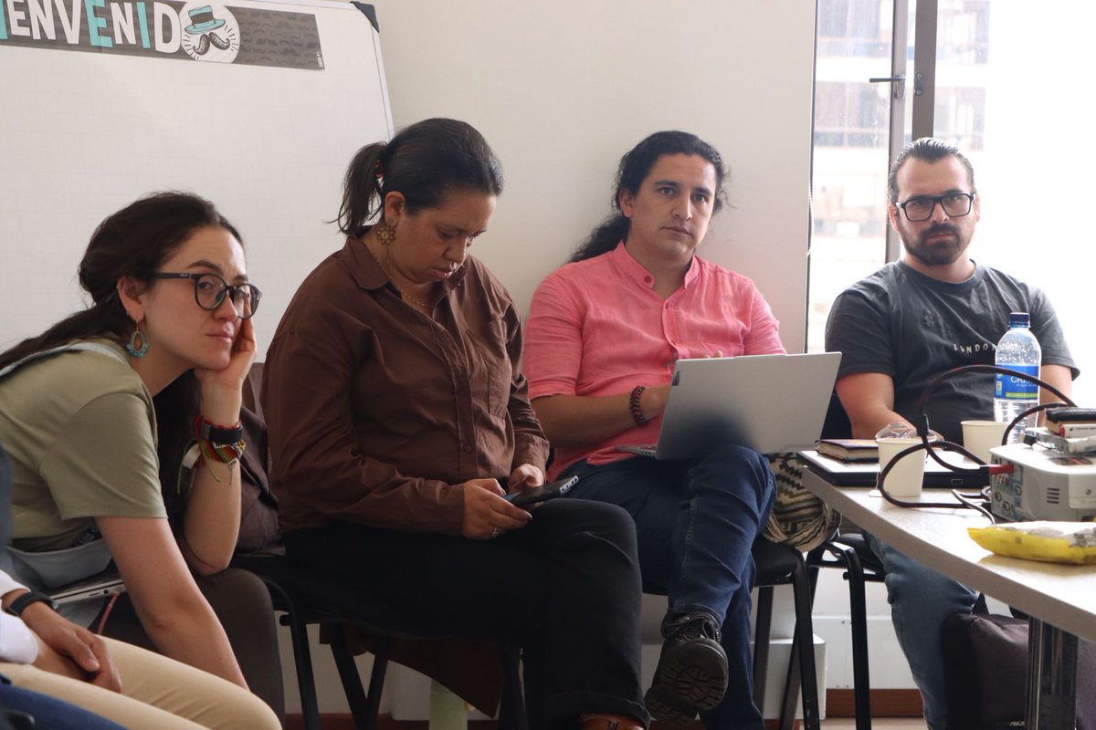 CNRCOMUNES's tweet photo. Hoy realizamos una reunión de equipo técnico del CNR Componente Comunes, con el propósito de analizar las medidas implementadas desde el nuevo gobierno, que están en detrimento de la reincorporación y la implementación integral del #AcuerdoDePaz🕊️

Durante este espacio, también analizamos las acciones comunicativas y estratégicas para visibilizar los 10 años de la firma del #AcuerdoDePaz🕊️ una década de compromisos, aprendizajes, avances y desafíos en la construcción de paz en Colombia. Esta conmemoración representa una oportunidad para reivindicar el valor de lo pactado, reconocer las luchas de las y los #FirmantesDePaz y posicionar la importancia de garantizar una reincorporación integral, digna y sostenible en los territorios.

A diez años de la firma, la paz sigue siendo un compromiso con la vida, la justicia social y el futuro de Colombia. ¡Cumplir el Acuerdo es construir paz!✊🇨🇴