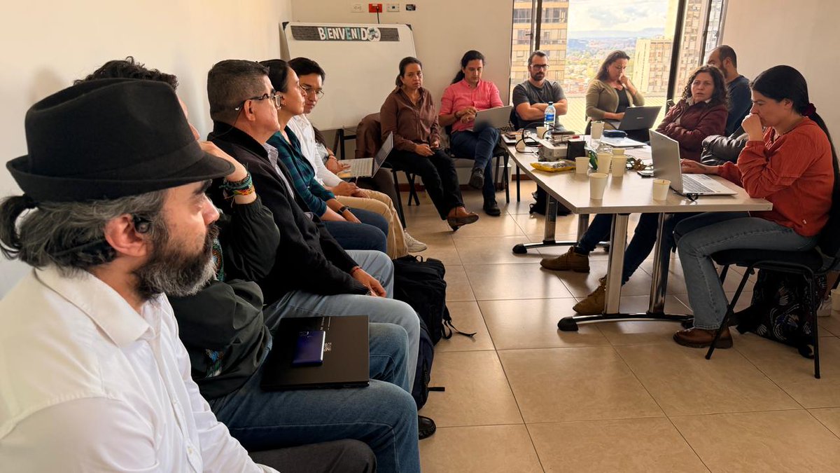 CNRCOMUNES's tweet photo. Hoy realizamos una reunión de equipo técnico del CNR Componente Comunes, con el propósito de analizar las medidas implementadas desde el nuevo gobierno, que están en detrimento de la reincorporación y la implementación integral del #AcuerdoDePaz🕊️

Durante este espacio, también analizamos las acciones comunicativas y estratégicas para visibilizar los 10 años de la firma del #AcuerdoDePaz🕊️ una década de compromisos, aprendizajes, avances y desafíos en la construcción de paz en Colombia. Esta conmemoración representa una oportunidad para reivindicar el valor de lo pactado, reconocer las luchas de las y los #FirmantesDePaz y posicionar la importancia de garantizar una reincorporación integral, digna y sostenible en los territorios.

A diez años de la firma, la paz sigue siendo un compromiso con la vida, la justicia social y el futuro de Colombia. ¡Cumplir el Acuerdo es construir paz!✊🇨🇴