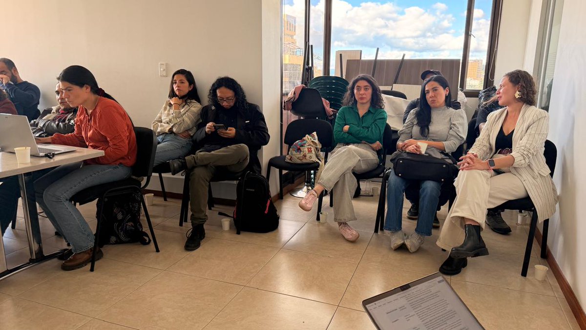 CNRCOMUNES's tweet photo. Hoy realizamos una reunión de equipo técnico del CNR Componente Comunes, con el propósito de analizar las medidas implementadas desde el nuevo gobierno, que están en detrimento de la reincorporación y la implementación integral del #AcuerdoDePaz🕊️

Durante este espacio, también analizamos las acciones comunicativas y estratégicas para visibilizar los 10 años de la firma del #AcuerdoDePaz🕊️ una década de compromisos, aprendizajes, avances y desafíos en la construcción de paz en Colombia. Esta conmemoración representa una oportunidad para reivindicar el valor de lo pactado, reconocer las luchas de las y los #FirmantesDePaz y posicionar la importancia de garantizar una reincorporación integral, digna y sostenible en los territorios.

A diez años de la firma, la paz sigue siendo un compromiso con la vida, la justicia social y el futuro de Colombia. ¡Cumplir el Acuerdo es construir paz!✊🇨🇴