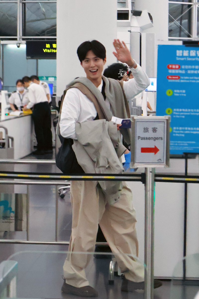 HolyLight0616's tweet photo. 𝟮𝟲𝟭𝟬𝟭𝟱 香港机场出发©️𝗛𝗼𝗹𝘆𝗟𝗶𝗴𝗵𝘁

#박보검 #ParkBoGum #朴宝剑
#THENORTHFACE https://t.co/2HEVyFXT34