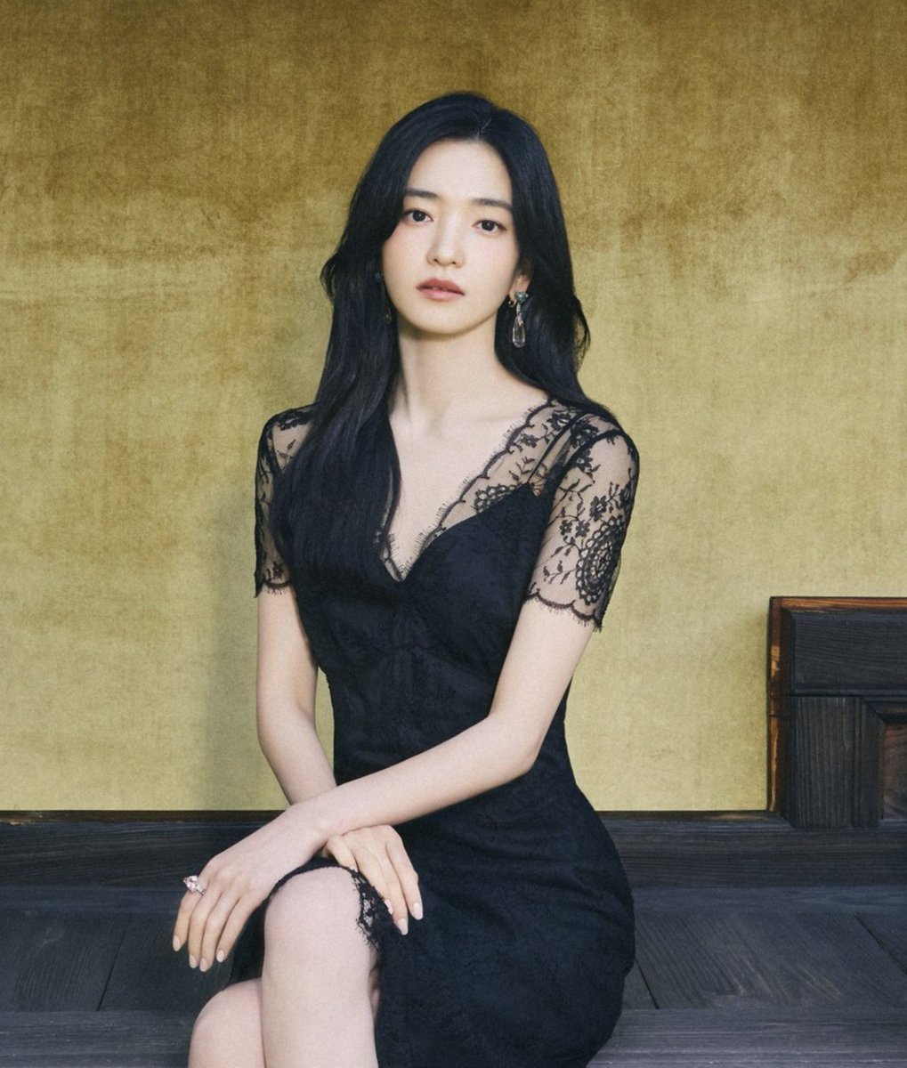 taeri_yeosin's tweet photo. Director Jung Daeyoon (Reborn Rich, Sacred Jewel) has confirmed that he will direct Kim Taeri upcoming drama, 'I am Queen in This Life'.

The drama will be co-produced by Studio Dragon, Studio N, and Management MMM, targeting a 2027 release.

If Kim Taeri confirms her participation, it would mark her return to television dramas after three years. Broadcast scheduling has yet to be decided.

https://t.co/xkgVpsqg9t