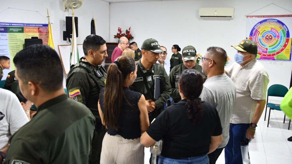 PoliciaCucuta's tweet photo. Un valioso espacio de diálogo y trabajo en equipo con los líderes comunales y ediles de las comunas 2, 4 y 5. Escuchar sus necesidades y coordinar acciones conjuntas es clave para seguir transformando nuestra comunidad. #ServirEsEstarPresentes https://t.co/28SHq9pYhH
