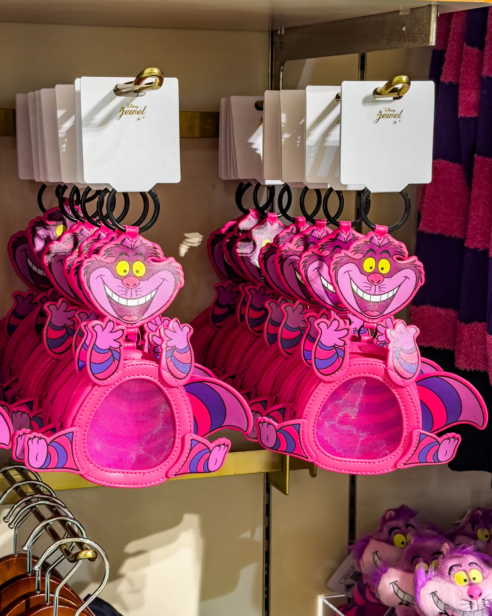 MezzoMiki в X: „蓄光デザインが豊富！ 「ディズニーストア」 チェシャ