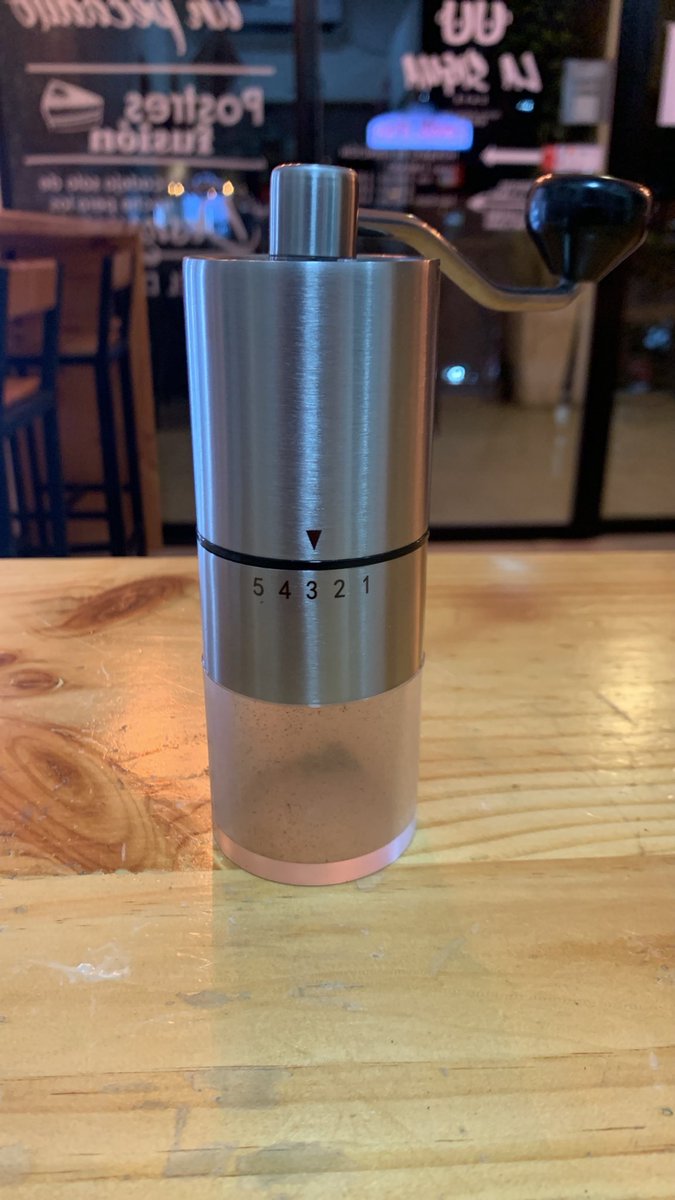 lasiguacafe's tweet photo. Los molinos son importantes, hace tiempo hicimos un hilo con la importancia de la molienda. 

Hoy @avolevan81 nos inspiró para este mico hilo seleccionar el molino correcto influye en tu experiencia cafetera.

Cada uno tiene sus ventajas y desventajas. 🧵👇 https://t.co/0ITXnELwES