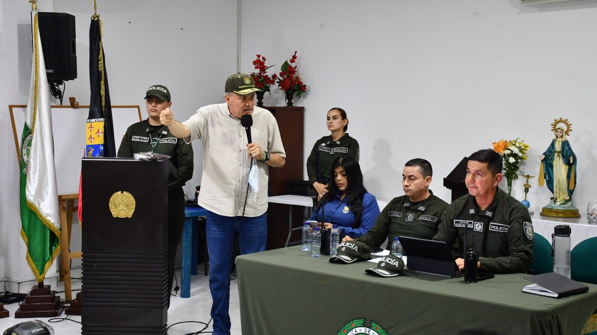 PoliciaCucuta's tweet photo. Un valioso espacio de diálogo y trabajo en equipo con los líderes comunales y ediles de las comunas 2, 4 y 5. Escuchar sus necesidades y coordinar acciones conjuntas es clave para seguir transformando nuestra comunidad. #ServirEsEstarPresentes https://t.co/28SHq9pYhH