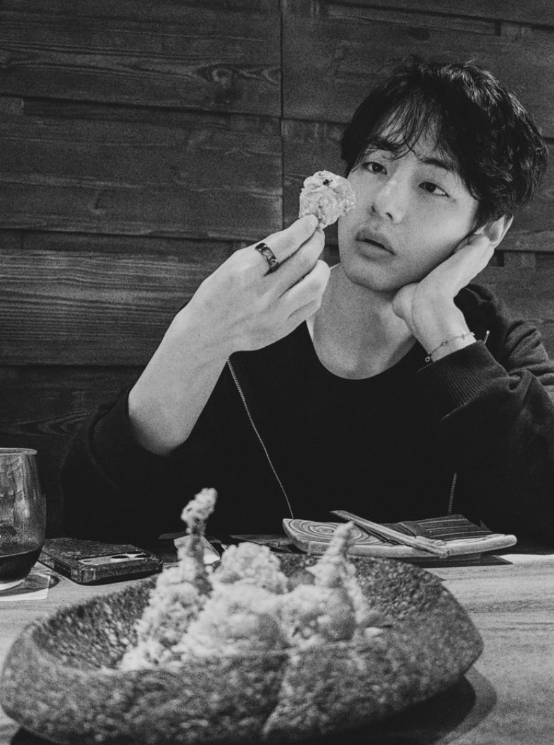 thlouvss's tweet photo. así me siento cuando como mi pollito a la brasa, te entiendo tae https://t.co/RQ8aNYZh31
