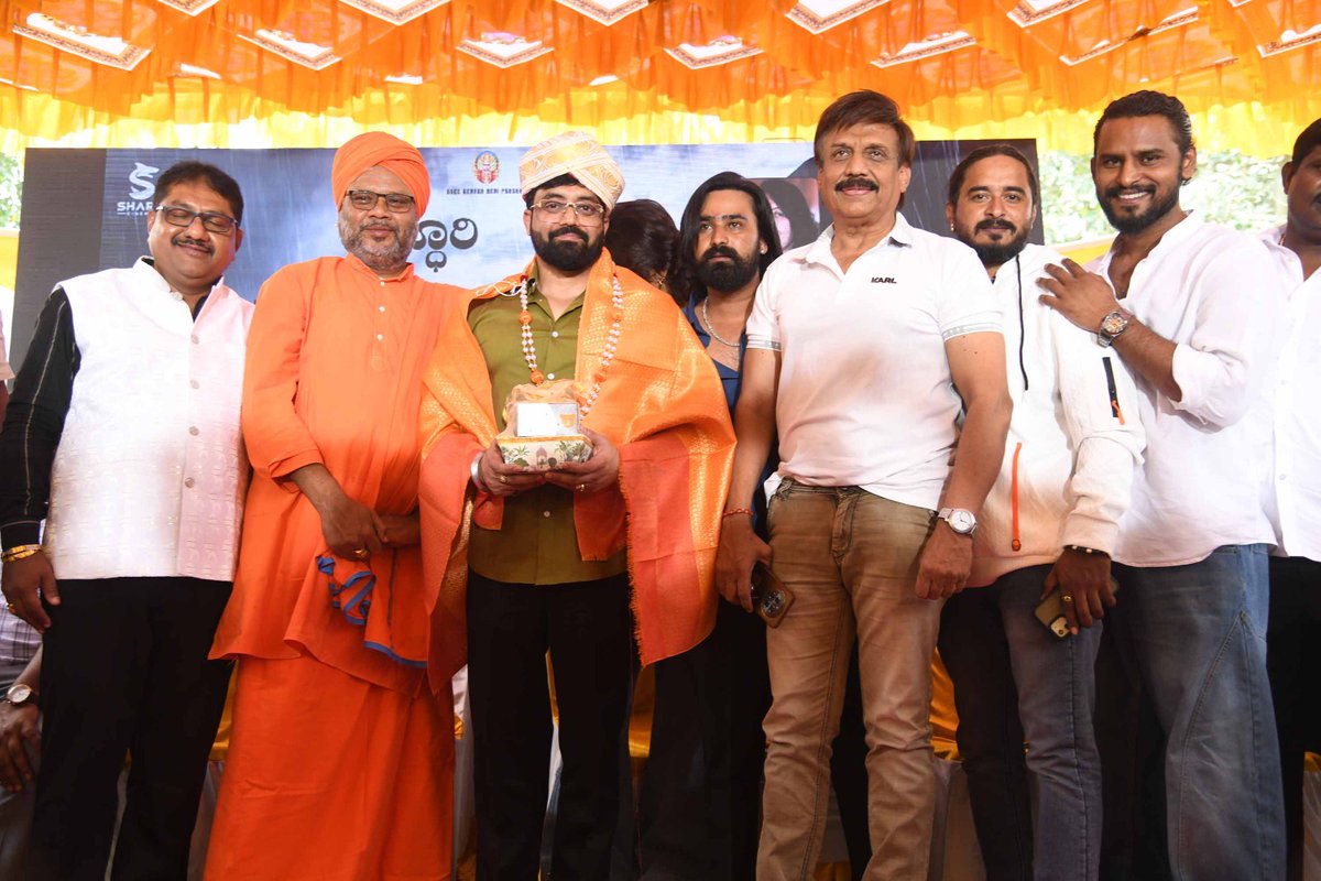 KannadaScreens's tweet photo. ‘ಗ್ರಂಥ’ ಚಿತ್ರಕ್ಕೆ ಮುಹೂರ್ತ
ಭೂಗತಲೋಕದ ಕುರಿತಾದ 90ರ ಕಾಲಘಟ್ಟದ ಚಿತ್ರ
#KannadaScreens #Sandalwood #Grantha #RowdismFilm #Yuva #Abhijith #CockroachSudhi https://t.co/PyqBslWNxx