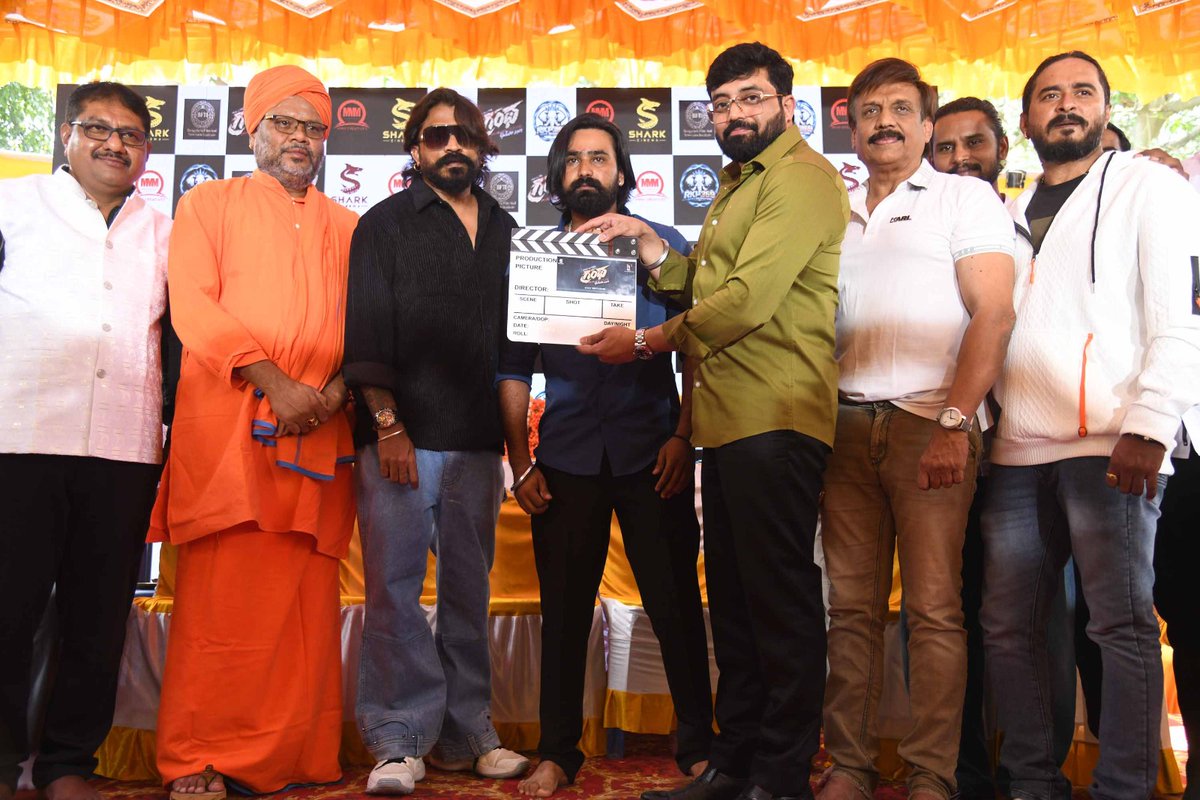 KannadaScreens's tweet photo. ‘ಗ್ರಂಥ’ ಚಿತ್ರಕ್ಕೆ ಮುಹೂರ್ತ
ಭೂಗತಲೋಕದ ಕುರಿತಾದ 90ರ ಕಾಲಘಟ್ಟದ ಚಿತ್ರ
#KannadaScreens #Sandalwood #Grantha #RowdismFilm #Yuva #Abhijith #CockroachSudhi https://t.co/PyqBslWNxx