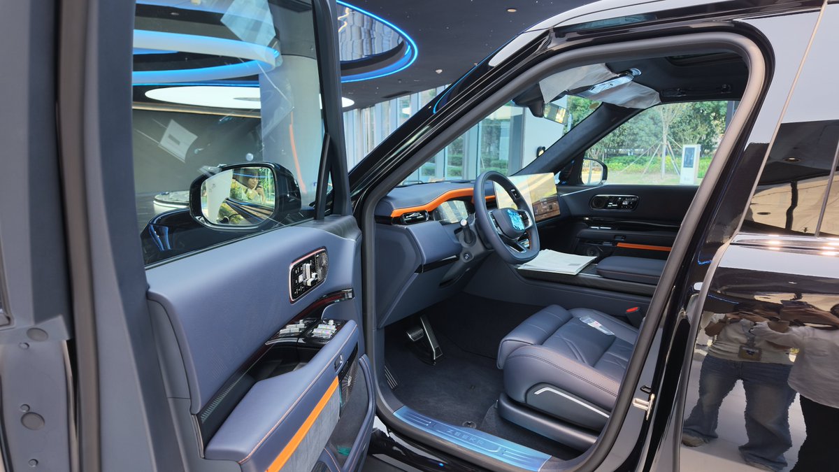 LeenaLi9998's tweet photo. Zeekr 9X | Luxury Super Hybrid SUV
6-seater/70 kWh/2.0T engine
Three-motor all-wheel drive
Dual rotating seats in the second row
Power-deploying side steps
10. Smart electric tow hitch
11. Active stabilizer bar
12. Advanced driver-assistance system
#zeeker #electricvehicle https://t.co/zgk023BuC3
