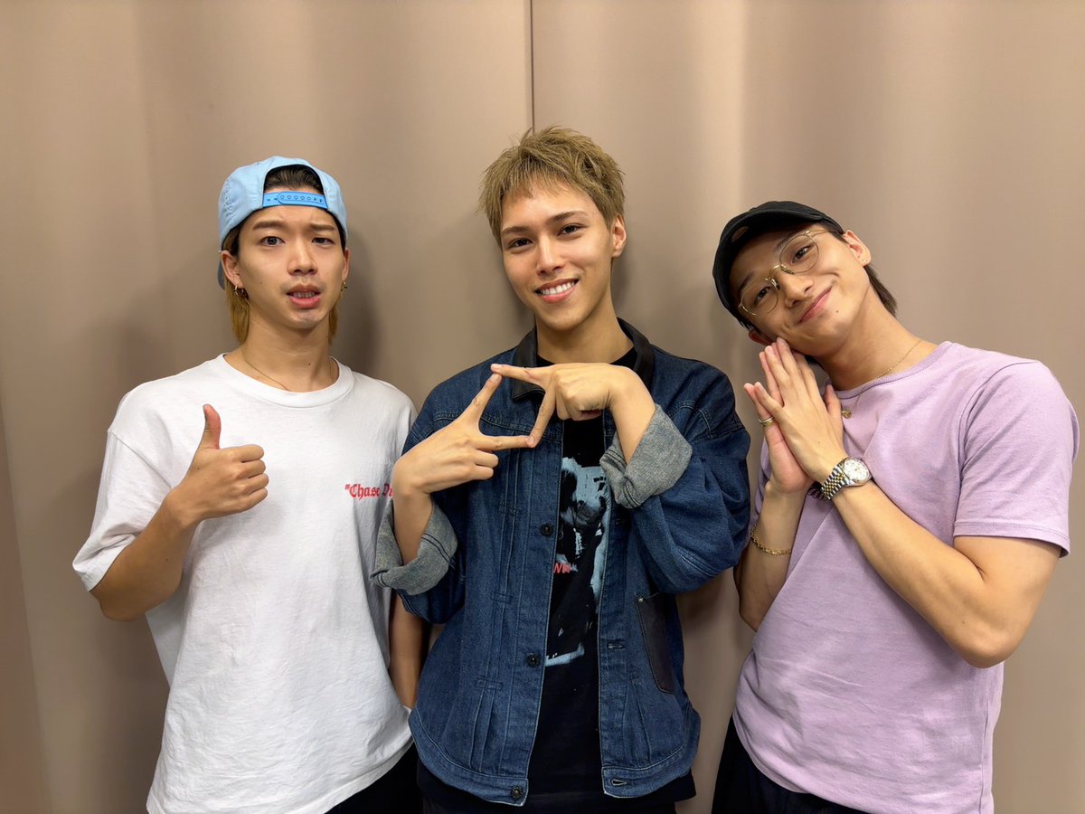 NoBUDDiiS_TFM's tweet photo. TOKYO FM 「No BUDDiiS」
この後21:00から!!!

⭐️ #KEVIN #FUMIYA #SHOOT がお届けします⭐️
KEVINのプレゼンは今回も２人に届くのでしょうか？📚

📻ぜひお聴きください！
https://t.co/RwPHLJpK7A

#TOKYOFM
#ノーバディーズ
#BUDDiiS @buddiis
#バディナー https://t.co/8Q0Abstebm