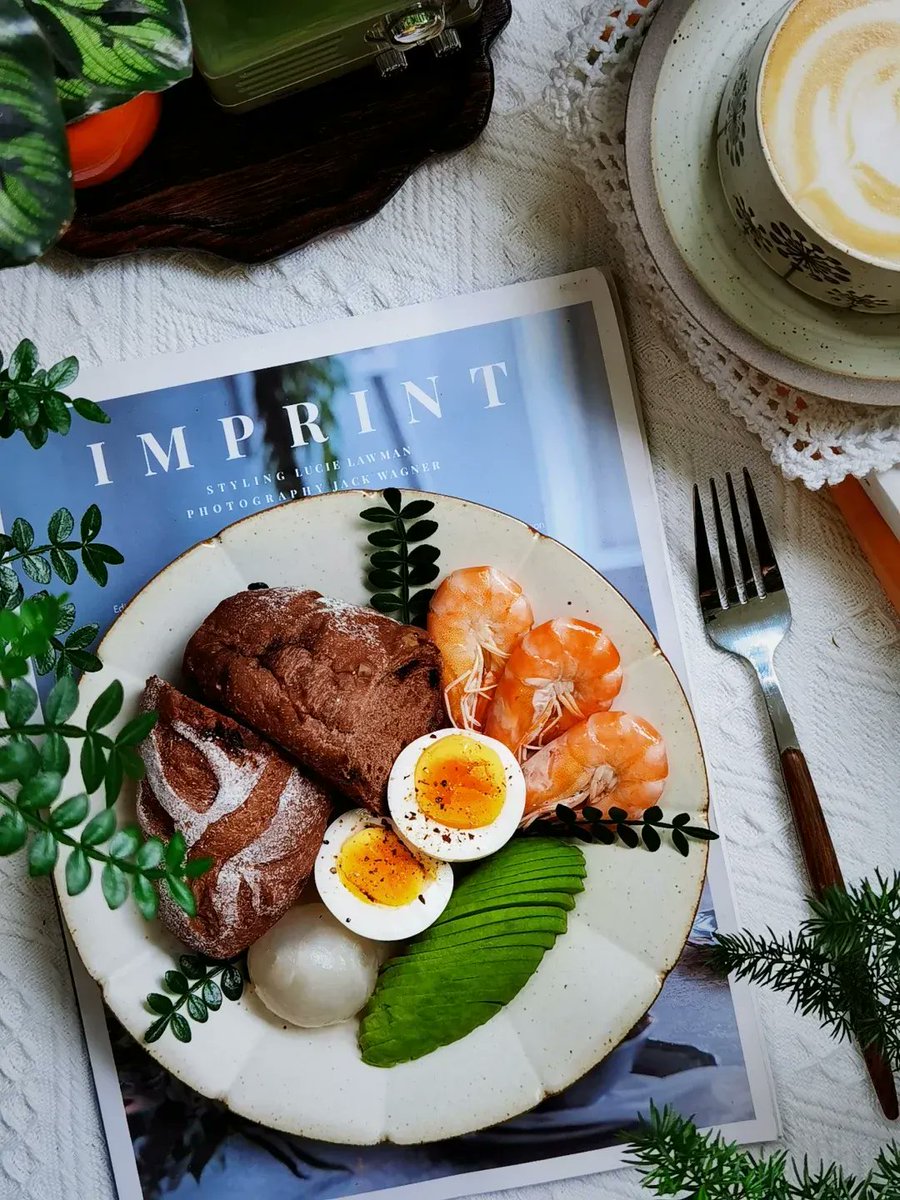 StrangerMI8's tweet photo. [This is a photo of the home courtyard, showing potted tomato plants, a bowl of dried mushrooms, and a wicker basket placed on the stone table, creating a warm life atmosphere.]， https://t.co/F58cVvrjxQ