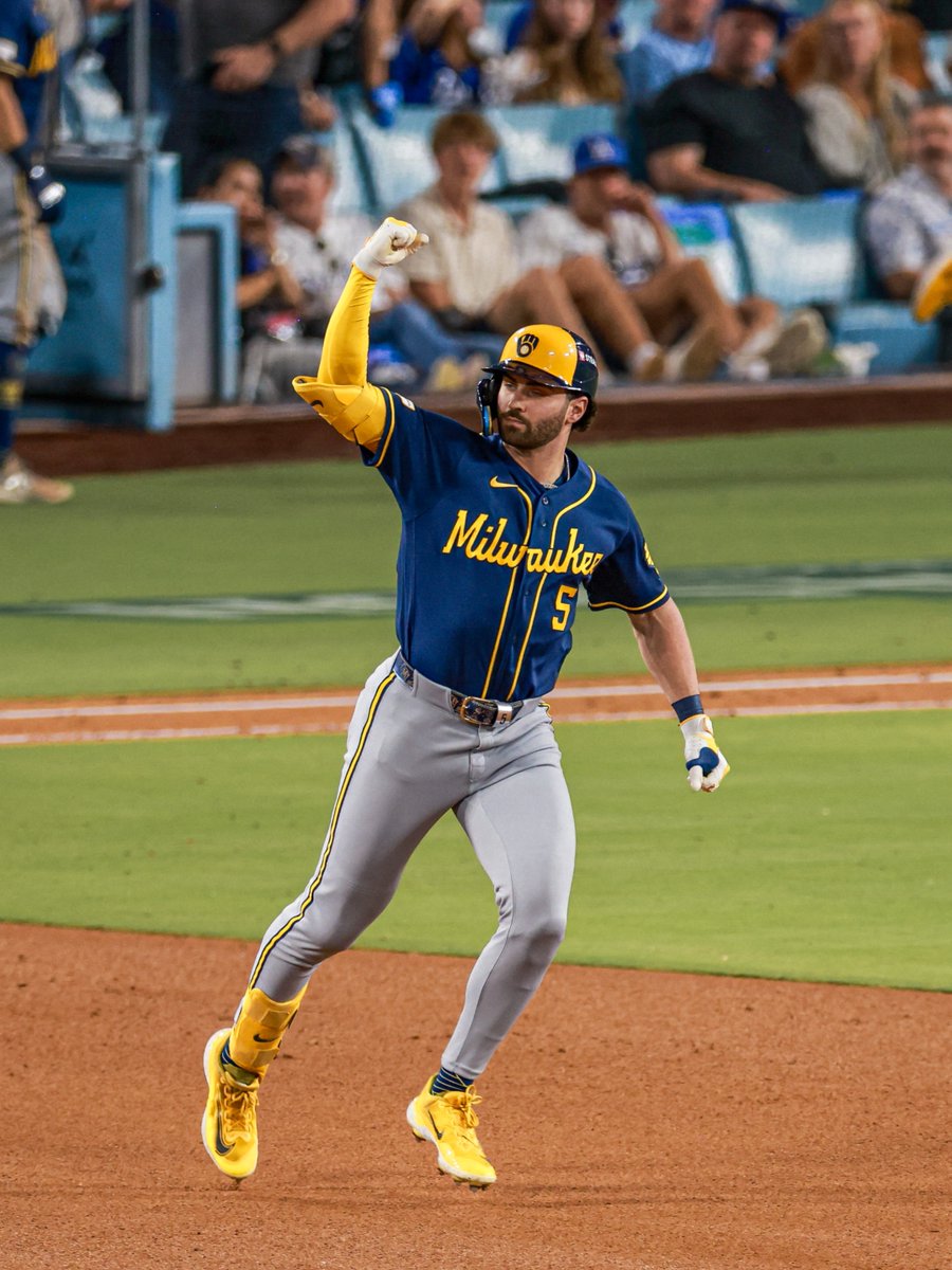 Brewers's tweet photo. THESE BREWERS REFUSE TO QUIT https://t.co/uMbSqTkk6s